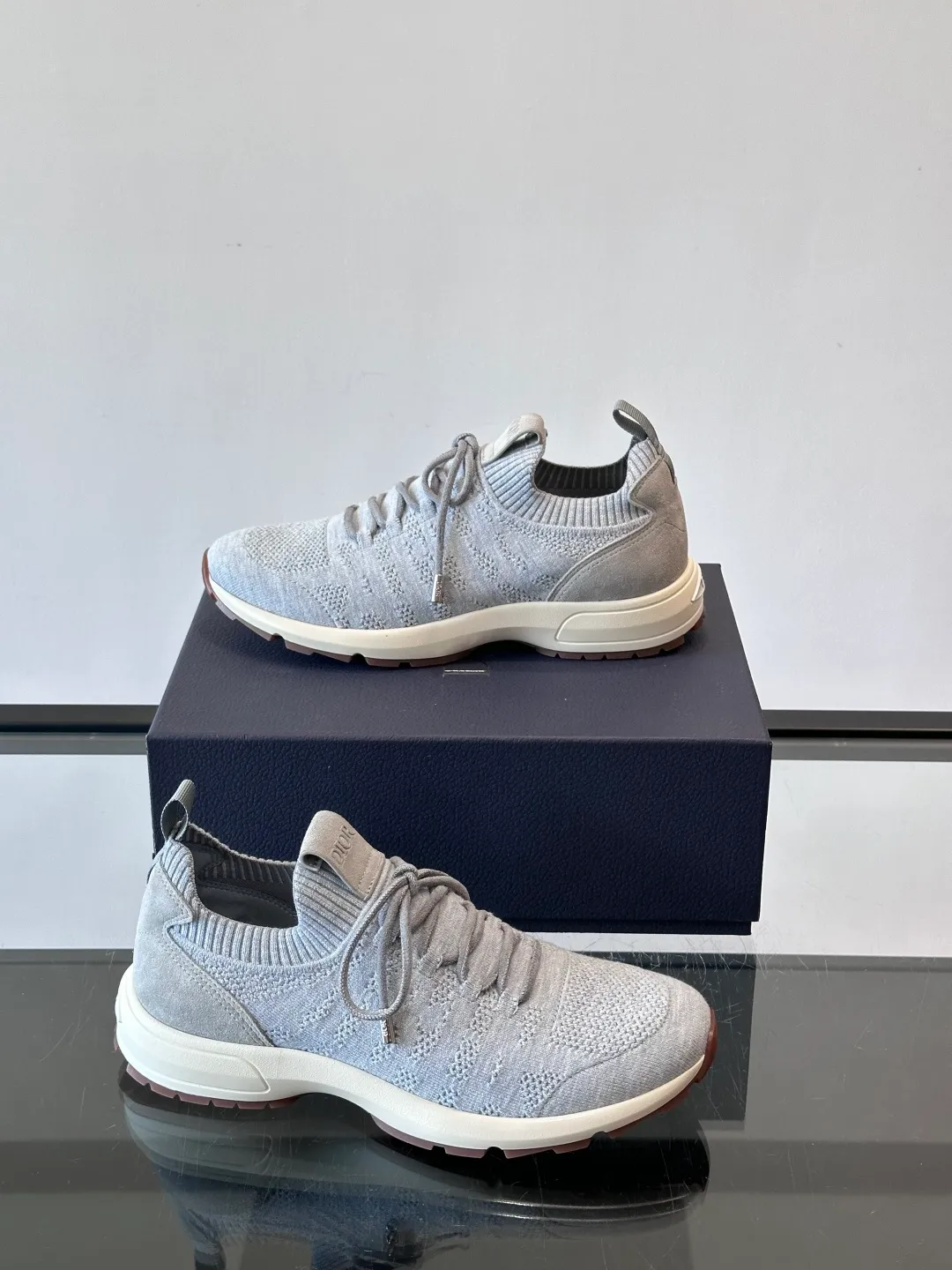 Men's Men's Shoes 💰p440 "Dior" B80 sneakers are a new product of Dior men's series, focusing on comfort and fashion. The upper is made of breathable mesh + fabric splicing, which is lightweight and fits the shape of the foot, making it super comfortable for daily wear. The sole is made of rubber, which has great grip and wear resistance, and is suitable for commuting or light sports. The overall style is simple, the gray tone is versatile, and the shoelaces are adjustable for a more stable fit. Designed by Kim Jones, it is both practical and trendy. It is one of the new hot items in early spring①. size: 39-45 (38.46 customized)